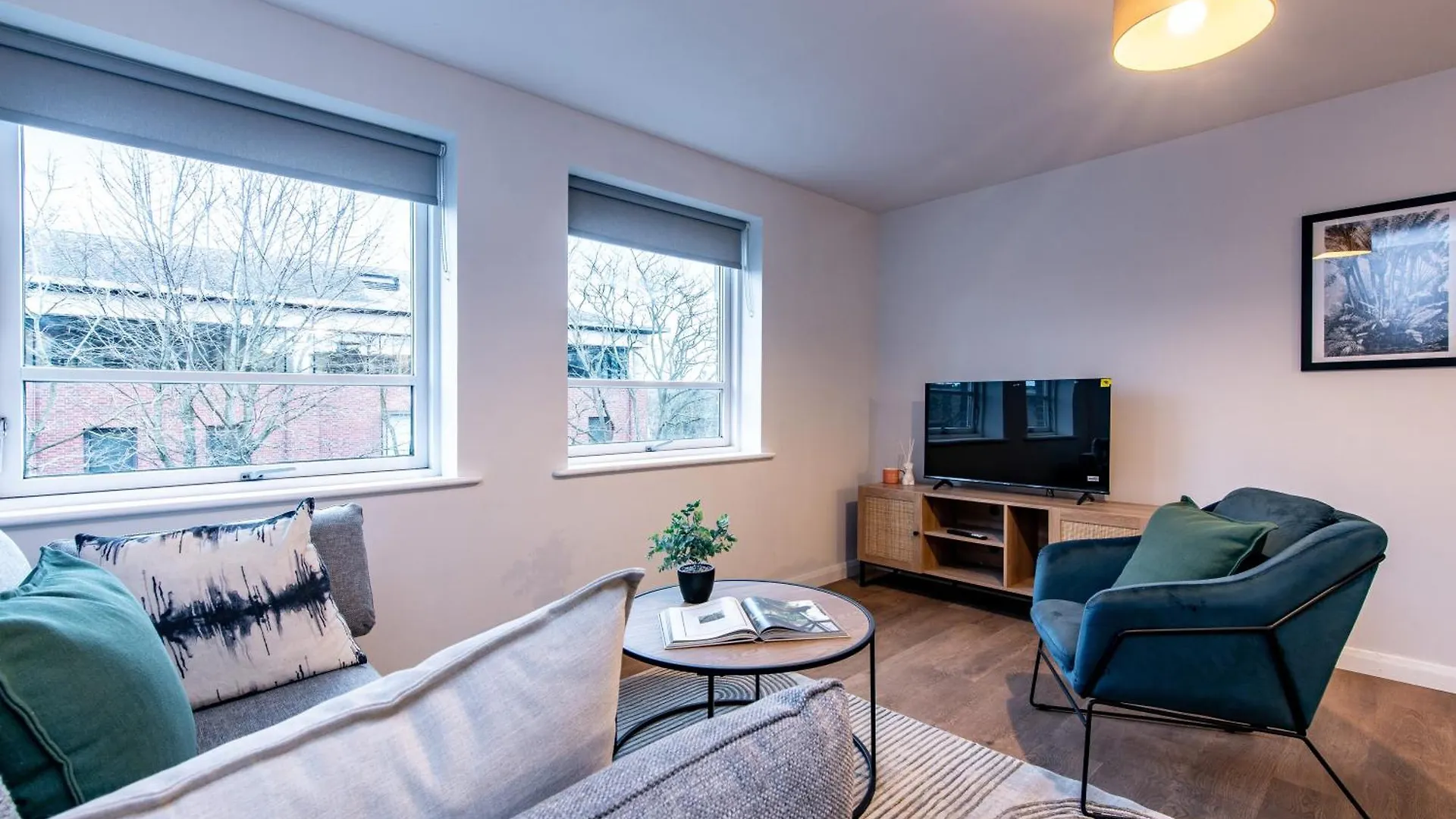 2Br Apartment With Parking, Close To York Centre