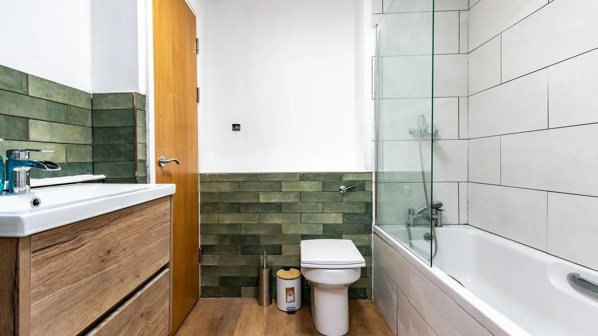 2Br Apartment With Parking, Close To York Centre